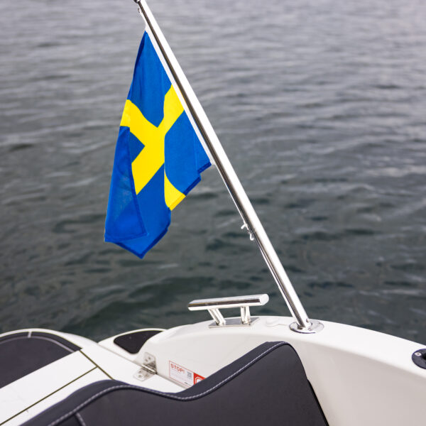 Flaggstång med flagga svensk